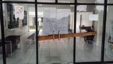 Pintu masuk RSUD Elvrida Sara Nduga dipalang kayu dan terdapat spanduk pemberitahuan bertuliskan pelayanan ditutup. (Foto: Istimewa)