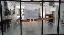 Pintu masuk RSUD Elvrida Sara Nduga dipalang kayu dan terdapat spanduk pemberitahuan bertuliskan pelayanan ditutup. (Foto: Istimewa)