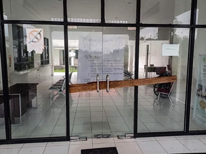 Pintu masuk RSUD Elvrida Sara Nduga dipalang kayu dan terdapat spanduk pemberitahuan bertuliskan pelayanan ditutup. (Foto: Istimewa)