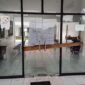 Pintu masuk RSUD Elvrida Sara Nduga dipalang kayu dan terdapat spanduk pemberitahuan bertuliskan pelayanan ditutup. (Foto: Istimewa)