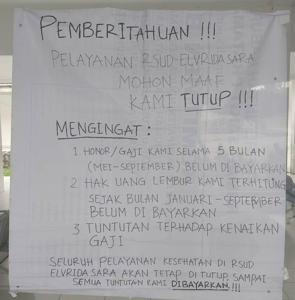 Sebuah spanduk di pintu masuk RSUD Elvrida Sara Nduga yang berisikan pemberitahuan tentang penutupan pelayanan. (Foto: Istimewa)