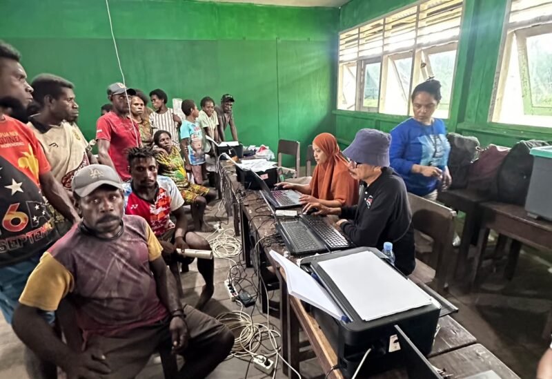 Pelayanan Jemput Bola Adminduk di Kampung Yapakopa, Distrik Mimika Barat Jauh, Sabtu (3/10/2026). (Foto: Disdukcapil Kabupaten Mimika)