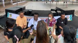 Konferensi Pers TIFA Creative bersama Kepala Dinas Koperasi dan UMKM menuju pelaksanaan Festival Bazar dan UMKM dalam rangka HUT ke-30 Kabupaten Mimika. (Foto: Galeri Papua/Ahmad)