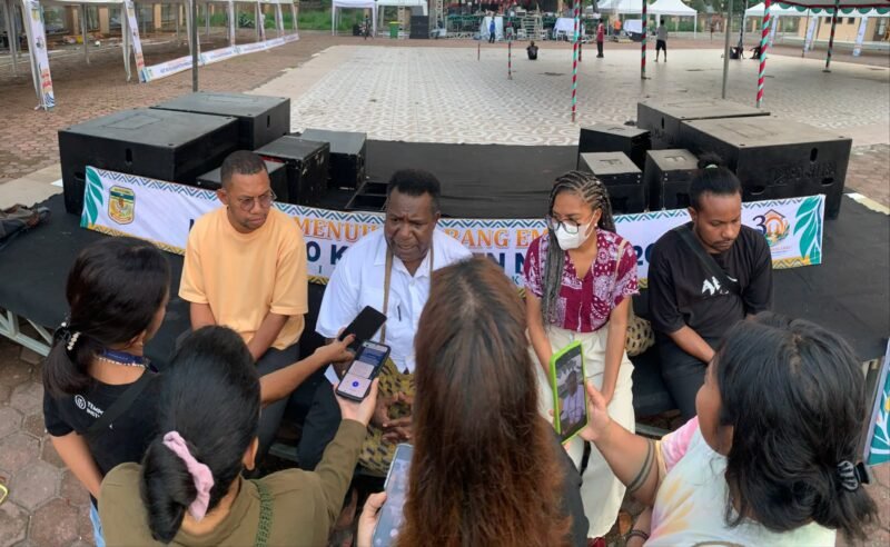 Konferensi Pers TIFA Creative bersama Kepala Dinas Koperasi dan UMKM menuju pelaksanaan Festival Bazar dan UMKM dalam rangka HUT ke-30 Kabupaten Mimika. (Foto: Galeri Papua/Ahmad)