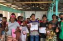 Foto bersama Kepala Disdukcapil Kabupaten Mimika, Slamet Sutejo, dengan masyarakat usai menyerahkan dokumen adminduk yang sudah dicetak dalam Pelayanan Jemput Bola Adminduk di Kampung Amamapare, Distrik Mimika Timur Jauh, Sabtu (3/10/2026). (Foto: Galeri Papua/Ahmad)