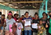 Foto bersama Kepala Disdukcapil Kabupaten Mimika, Slamet Sutejo, dengan masyarakat usai menyerahkan dokumen adminduk yang sudah dicetak dalam Pelayanan Jemput Bola Adminduk di Kampung Amamapare, Distrik Mimika Timur Jauh, Sabtu (3/10/2026). (Foto: Galeri Papua/Ahmad)