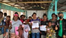 Foto bersama Kepala Disdukcapil Kabupaten Mimika, Slamet Sutejo, dengan masyarakat usai menyerahkan dokumen adminduk yang sudah dicetak dalam Pelayanan Jemput Bola Adminduk di Kampung Amamapare, Distrik Mimika Timur Jauh, Sabtu (3/10/2026). (Foto: Galeri Papua/Ahmad)