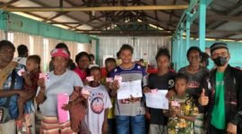 Foto bersama Kepala Disdukcapil Kabupaten Mimika, Slamet Sutejo, dengan masyarakat usai menyerahkan dokumen adminduk yang sudah dicetak dalam Pelayanan Jemput Bola Adminduk di Kampung Amamapare, Distrik Mimika Timur Jauh, Sabtu (3/10/2026). (Foto: Galeri Papua/Ahmad)