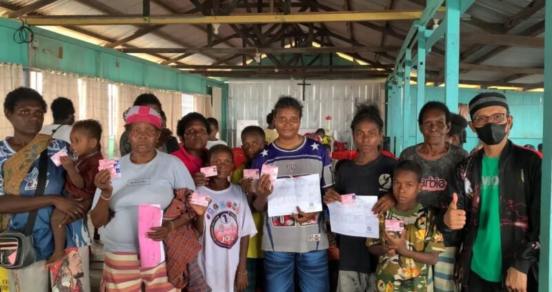 Foto bersama Kepala Disdukcapil Kabupaten Mimika, Slamet Sutejo, dengan masyarakat usai menyerahkan dokumen adminduk yang sudah dicetak dalam Pelayanan Jemput Bola Adminduk di Kampung Amamapare, Distrik Mimika Timur Jauh, Sabtu (3/10/2026). (Foto: Galeri Papua/Ahmad)