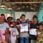 Foto bersama Kepala Disdukcapil Kabupaten Mimika, Slamet Sutejo, dengan masyarakat usai menyerahkan dokumen adminduk yang sudah dicetak dalam Pelayanan Jemput Bola Adminduk di Kampung Amamapare, Distrik Mimika Timur Jauh, Sabtu (3/10/2026). (Foto: Galeri Papua/Ahmad)