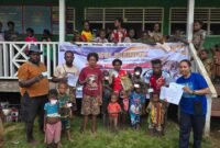 Warga menerima dokumen kependudukan usai dicetak oleh Tim Jempol Adminduk. (Foto: Istimewa)