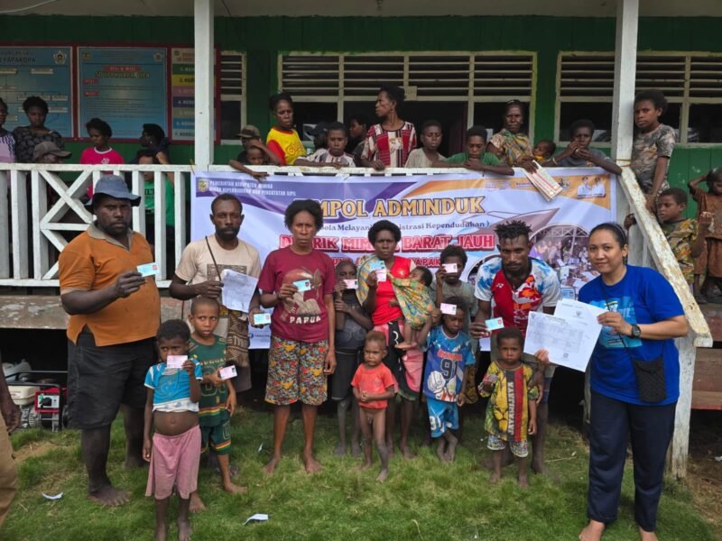 Warga menerima dokumen kependudukan usai dicetak oleh Tim Jempol Adminduk. (Foto: Istimewa)