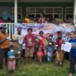 Warga menerima dokumen kependudukan usai dicetak oleh Tim Jempol Adminduk. (Foto: Istimewa)