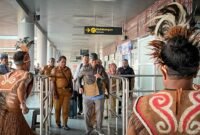Staf Ahli Menteri UMKM Bidang Usaha Rintisan dan Ekonomi Digital, Dr. Yulius MA, tiba di Kabupaten Mimika, Papua Tengah, Senin (5/10/2026). (Foto: Galeri Papua/Endy Langobelen)