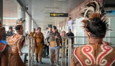 Staf Ahli Menteri UMKM Bidang Usaha Rintisan dan Ekonomi Digital, Dr. Yulius MA, tiba di Kabupaten Mimika, Papua Tengah, Senin (5/10/2026). (Foto: Galeri Papua/Endy Langobelen)