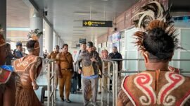 Staf Ahli Menteri UMKM Bidang Usaha Rintisan dan Ekonomi Digital, Dr. Yulius MA, tiba di Kabupaten Mimika, Papua Tengah, Senin (5/10/2026). (Foto: Galeri Papua/Endy Langobelen)