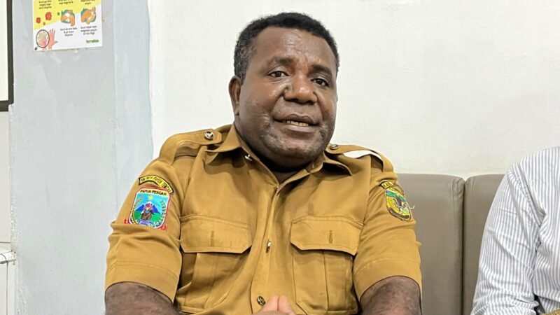 Kepala Dinas Koperasi dan UKM Mimika, Samuel Yogi. (Foto: Galeri Papua/Endy Langobelen)