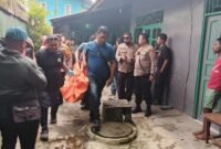 Polisi saat mendatangi lokasi kejadian dan mengevakuasi korban ke rumah sakit untuk dilakukan visum. (Foto: Istimewa)