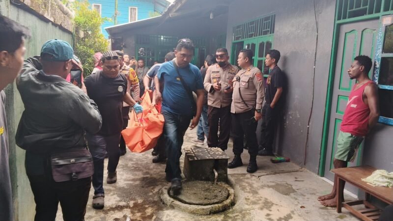 Polisi saat mendatangi lokasi kejadian dan mengevakuasi korban ke rumah sakit untuk dilakukan visum. (Foto: Istimewa)