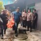 Polisi saat mendatangi lokasi kejadian dan mengevakuasi korban ke rumah sakit untuk dilakukan visum. (Foto: Istimewa)