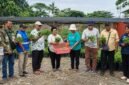 Foto bersama dalam kegiatan penyuluhan budidaya pertanian sekaligus panen seledri oleh Kelompok Tani Jemaat Semua Umat, Selasa (6/10/2026). (Foto: Istimewa)