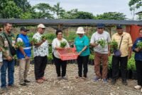 Foto bersama dalam kegiatan penyuluhan budidaya pertanian sekaligus panen seledri oleh Kelompok Tani Jemaat Semua Umat, Selasa (6/10/2026). (Foto: Istimewa)