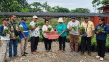 Foto bersama dalam kegiatan penyuluhan budidaya pertanian sekaligus panen seledri oleh Kelompok Tani Jemaat Semua Umat, Selasa (6/10/2026). (Foto: Istimewa)