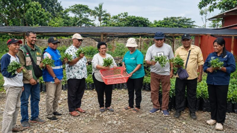 Foto bersama dalam kegiatan penyuluhan budidaya pertanian sekaligus panen seledri oleh Kelompok Tani Jemaat Semua Umat, Selasa (6/10/2026). (Foto: Istimewa)