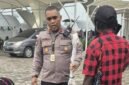 Kapolsek Kawasan Bandara Mozes Kilangin Timika, Ipda Yusran Jaya Milu saat memegang anak panah dari penumpang pesawat usai disita oleh personel Polsek Kawasan Bandara Mozes Kilangin Timika. (Foto: Istimewa)