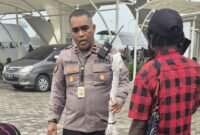 Kapolsek Kawasan Bandara Mozes Kilangin Timika, Ipda Yusran Jaya Milu saat memegang anak panah dari penumpang pesawat usai disita oleh personel Polsek Kawasan Bandara Mozes Kilangin Timika. (Foto: Istimewa)
