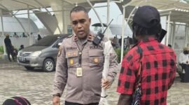 Kapolsek Kawasan Bandara Mozes Kilangin Timika, Ipda Yusran Jaya Milu saat memegang anak panah dari penumpang pesawat usai disita oleh personel Polsek Kawasan Bandara Mozes Kilangin Timika. (Foto: Istimewa)