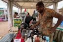 Alexander Giban saat ditemui pelataran Graha Eme Neme Yauware, sedang melayani customer di stan kopi miliknya pada Festival dan Bazar UMKM 2026. (Foto: Galeri Papua/Endy Langobelen)