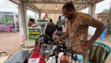 Alexander Giban saat ditemui pelataran Graha Eme Neme Yauware, sedang melayani customer di stan kopi miliknya pada Festival dan Bazar UMKM 2026. (Foto: Galeri Papua/Endy Langobelen)