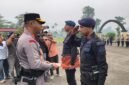Dua anggota Pasukan Brimob III menerima penghargaan dari Kepolisian Resor (Polres) Mimika karena berhasil menangkap pelaku penganiayaan berat yang menyebabkan korbannya meninggal dunia.