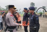 Dua anggota Pasukan Brimob III menerima penghargaan dari Kepolisian Resor (Polres) Mimika karena berhasil menangkap pelaku penganiayaan berat yang menyebabkan korbannya meninggal dunia.