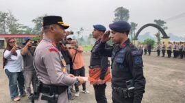 Dua anggota Pasukan Brimob III menerima penghargaan dari Kepolisian Resor (Polres) Mimika karena berhasil menangkap pelaku penganiayaan berat yang menyebabkan korbannya meninggal dunia.
