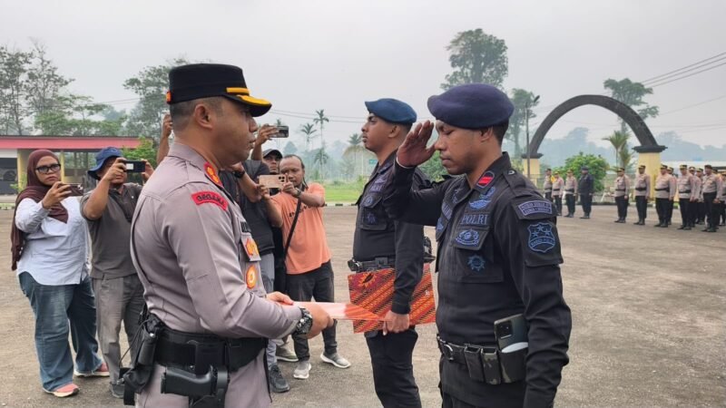 Dua anggota Pasukan Brimob III menerima penghargaan dari Kepolisian Resor (Polres) Mimika karena berhasil menangkap pelaku penganiayaan berat yang menyebabkan korbannya meninggal dunia.