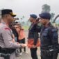 Dua anggota Pasukan Brimob III menerima penghargaan dari Kepolisian Resor (Polres) Mimika karena berhasil menangkap pelaku penganiayaan berat yang menyebabkan korbannya meninggal dunia.