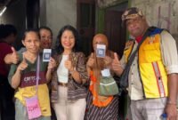 Kepala Disperindag Kabupaten Mimika, drh. Sabelina Fitriani meresmikan penggunaan barcode untuk penjualan minyak tanah. (Foto: Disperindag Kabupaten Mimika)