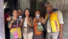 Kepala Disperindag Kabupaten Mimika, drh. Sabelina Fitriani meresmikan penggunaan barcode untuk penjualan minyak tanah. (Foto: Disperindag Kabupaten Mimika)