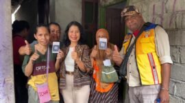 Kepala Disperindag Kabupaten Mimika, drh. Sabelina Fitriani meresmikan penggunaan barcode untuk penjualan minyak tanah. (Foto: Disperindag Kabupaten Mimika)