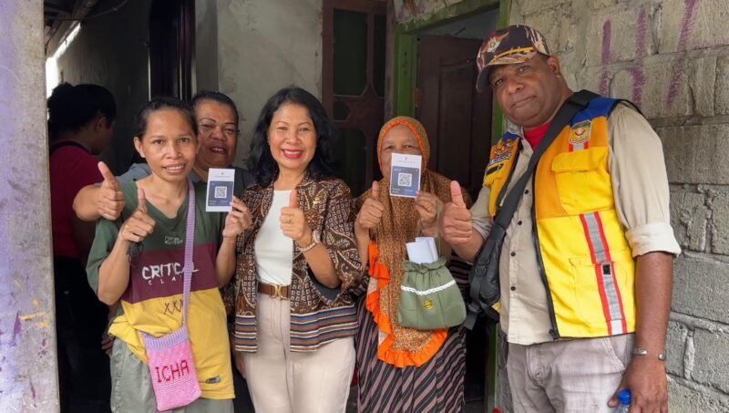 Kepala Disperindag Kabupaten Mimika, drh. Sabelina Fitriani meresmikan penggunaan barcode untuk penjualan minyak tanah. (Foto: Disperindag Kabupaten Mimika)