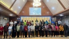 Foto bersama dalam kegiatan pelantikan Panitia Pelaksana Natal Oikumene dan Santa Claus PGGM Kabupaten Mimika Tahun 2026 di GPDP Jemaat Semua Umat, Lanal Timika, Jumat (9/10/2026). (Foto: Istimewa/Febian)