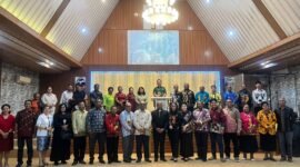 Foto bersama dalam kegiatan pelantikan Panitia Pelaksana Natal Oikumene dan Santa Claus PGGM Kabupaten Mimika Tahun 2026 di GPDP Jemaat Semua Umat, Lanal Timika, Jumat (9/10/2026). (Foto: Istimewa/Febian)