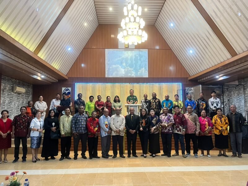 Foto bersama dalam kegiatan pelantikan Panitia Pelaksana Natal Oikumene dan Santa Claus PGGM Kabupaten Mimika Tahun 2026 di GPDP Jemaat Semua Umat, Lanal Timika, Jumat (9/10/2026). (Foto: Istimewa/Febian)