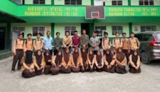 Foto bersama usai kegiatan Khasanah Islamiah di Madrasah DDI. (Foto: PMI Kabupaten Mimika)