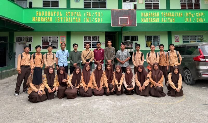 Foto bersama usai kegiatan Khasanah Islamiah di Madrasah DDI. (Foto: PMI Kabupaten Mimika)
