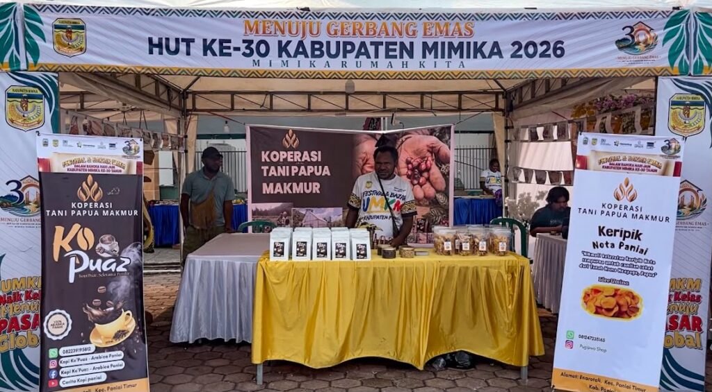 Agustinus Kadepa mempromosikan produk kopi Ko Puaz di salah satu festival UMKM di Kabupaten Mimika, Papua Tengah. (Foto: Galeri Papua/Endy Langobelen)