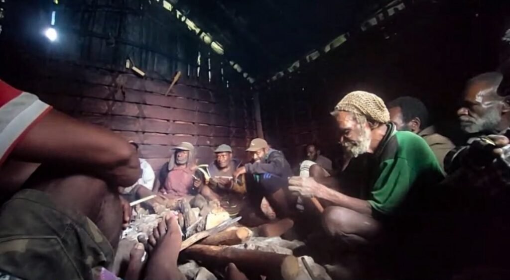 Masyarakat berdiskusi untuk bersama-sama mengembangkan tanaman kopi di Kampung Tuguwai, Distrik Aweidah, Kabupaten Paniai, Papua Tengah. (Foto: Agustinus Kadepa)