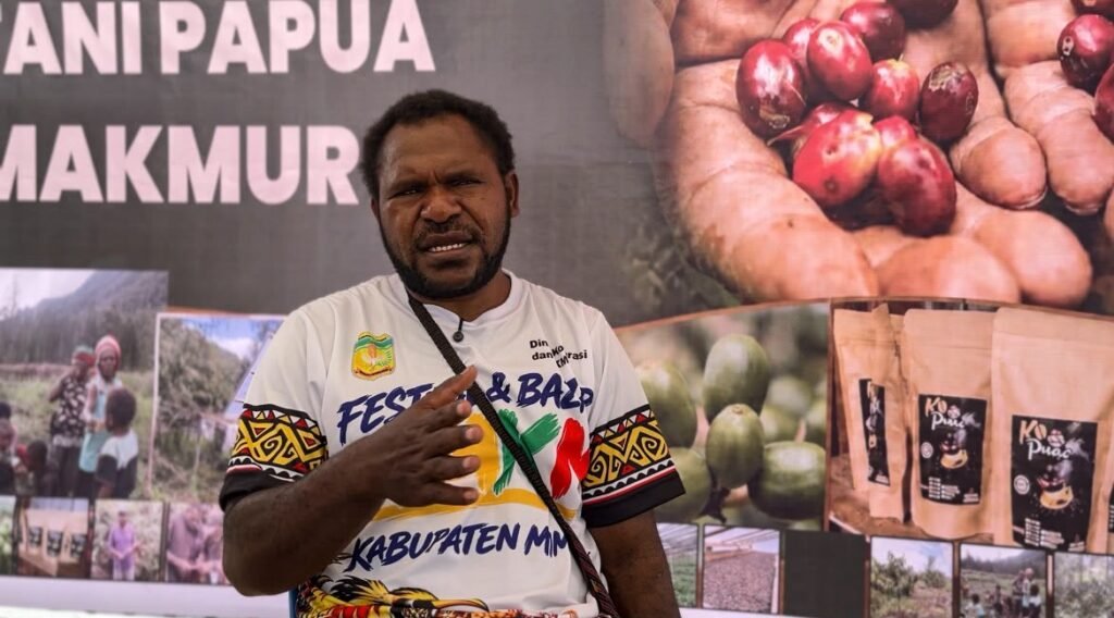 Agustinus Kadepa, petani kopi dari Kampung Tuguwai, Distrik Aweidah, Kabupaten Paniai, Papua Tengah. (Foto: Galeri Papua/Endy Langobelen)